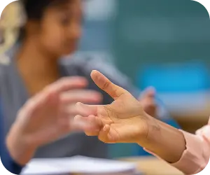 Alumno dialogando con otro compañero